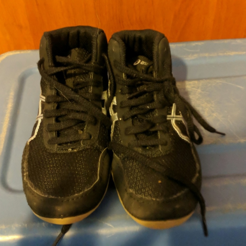 Wrestling shoes